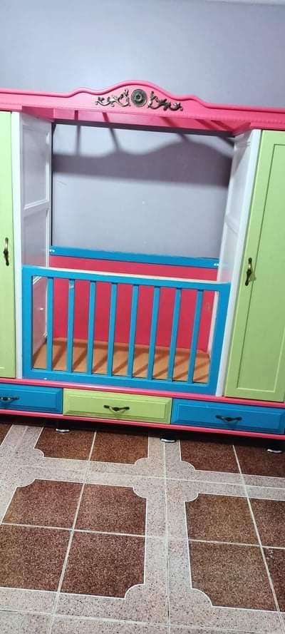 Lit de bébé + armoire à deux portes et 3 tiroirs